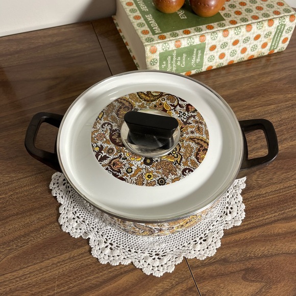 Vintage 70s Dutch Oven - Floral Enamel Cookware - Picture 4 of 12